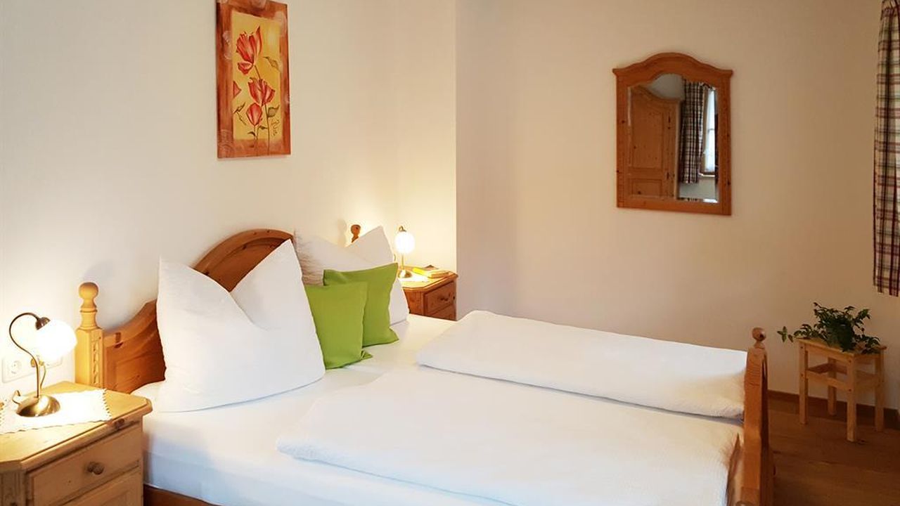 Ferienhaus-Gamsanger-Schlafzimmer01-180x1200px-web Ferienhaus-Gamsanger-Schlafzimmer01-180x1200px-web